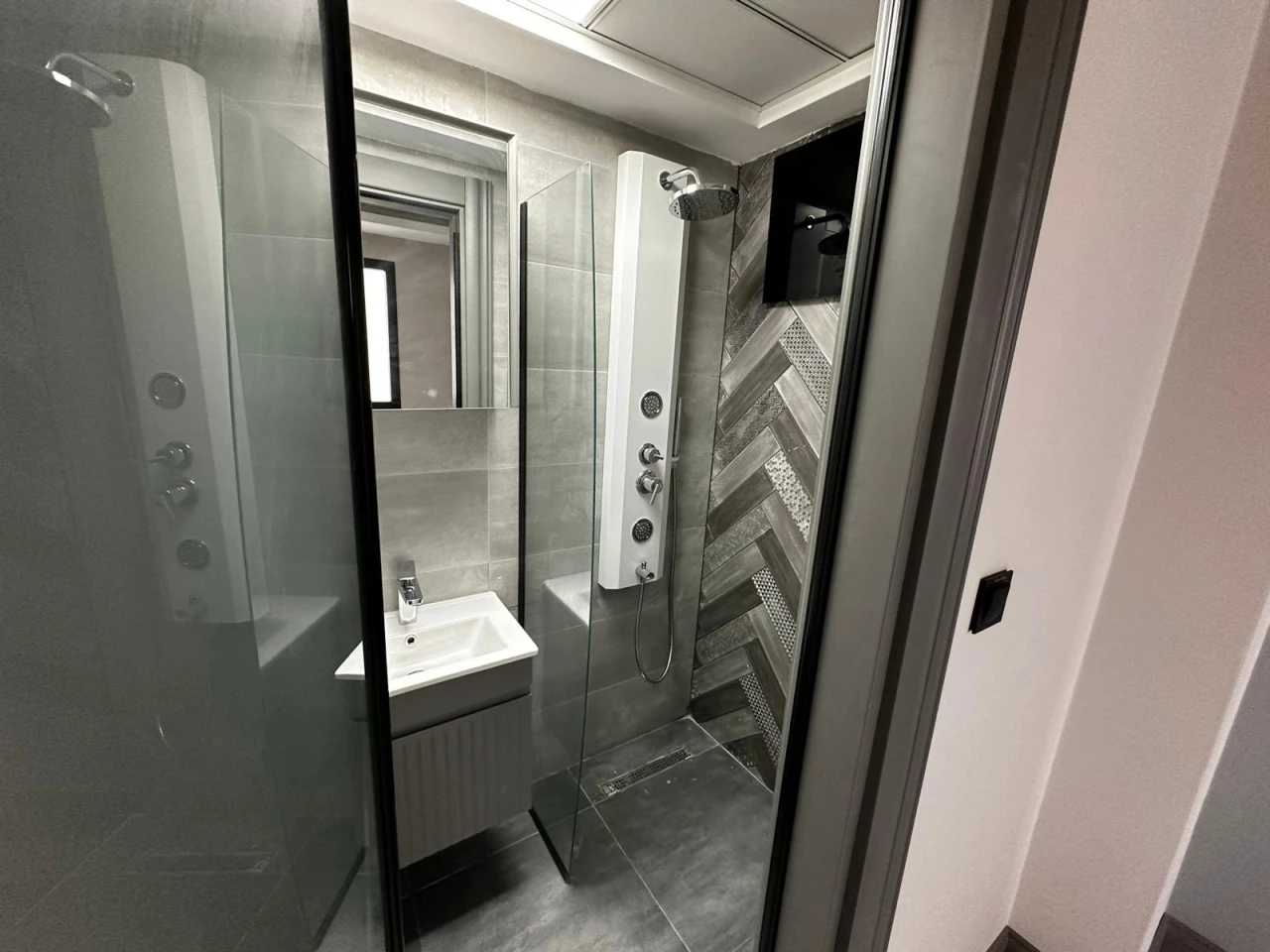 ZÜMRÜT MAHALLESİNDE MODERN FERAH 4+1 SATILIK DAİRE