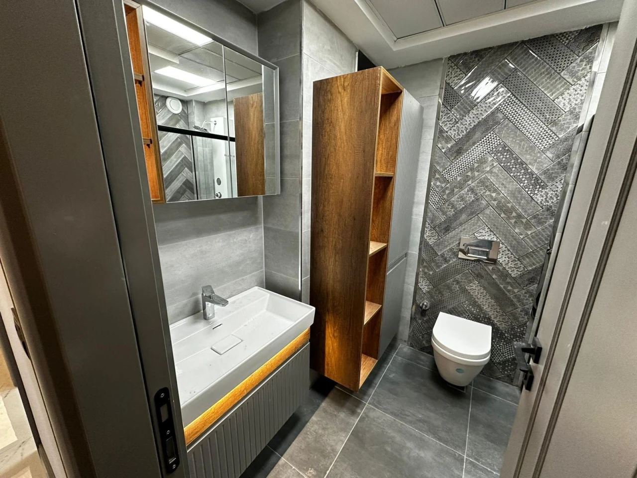 ZÜMRÜT MAHALLESİNDE MODERN FERAH 4+1 SATILIK DAİRE